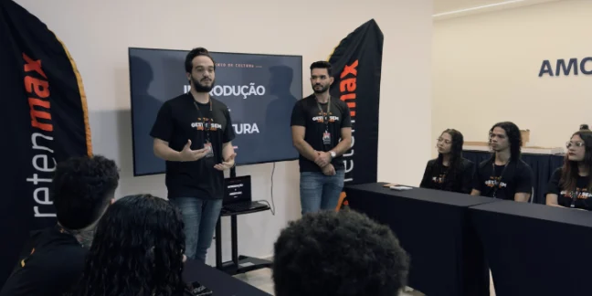 Arthur apresentando em treinamento RetenMax