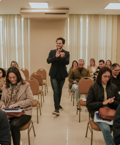 Arthur palestrando para empresários